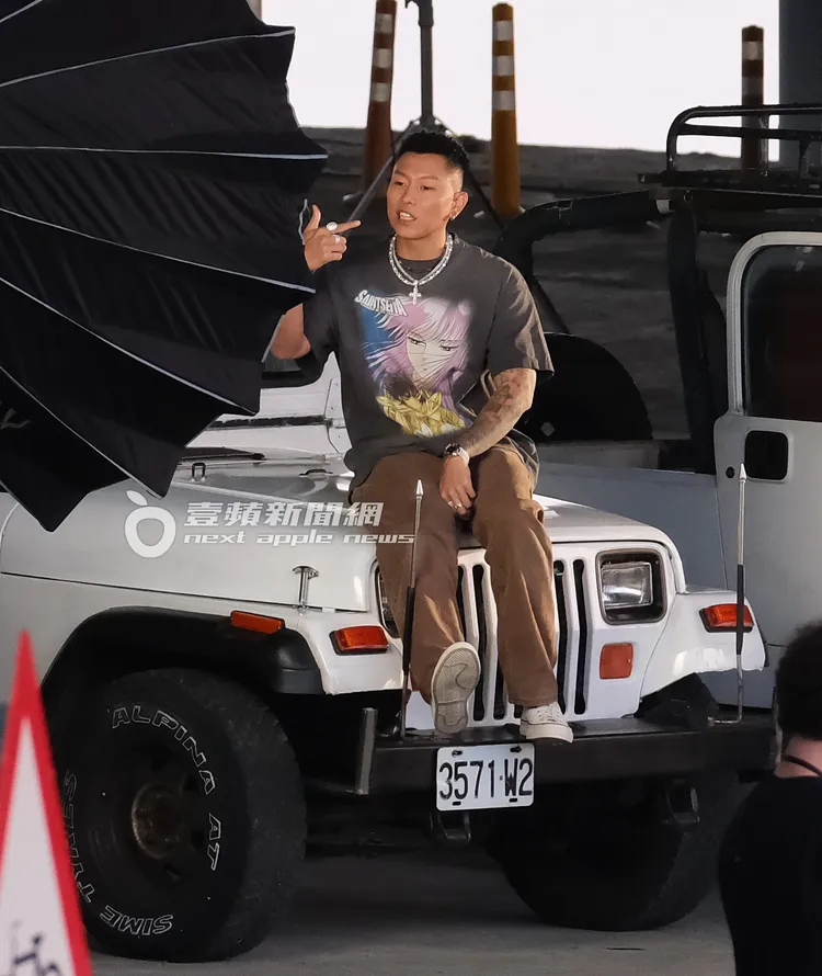 瘦子專業迅速拍攝完第一顆對嘴鏡頭。特勤中心攝