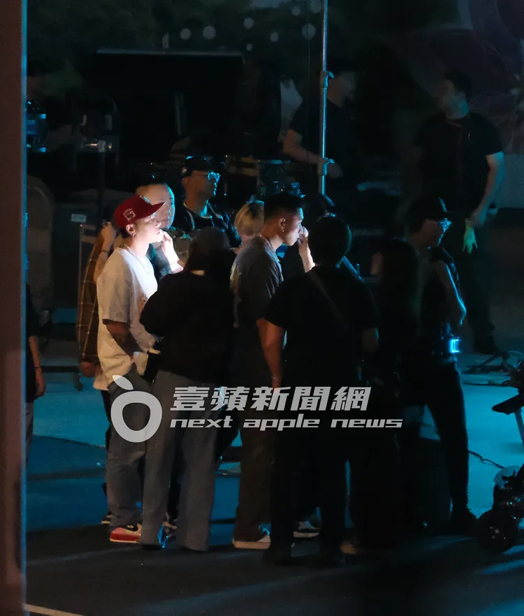 頑童3人同時補妝與調整服裝。特勤中心攝