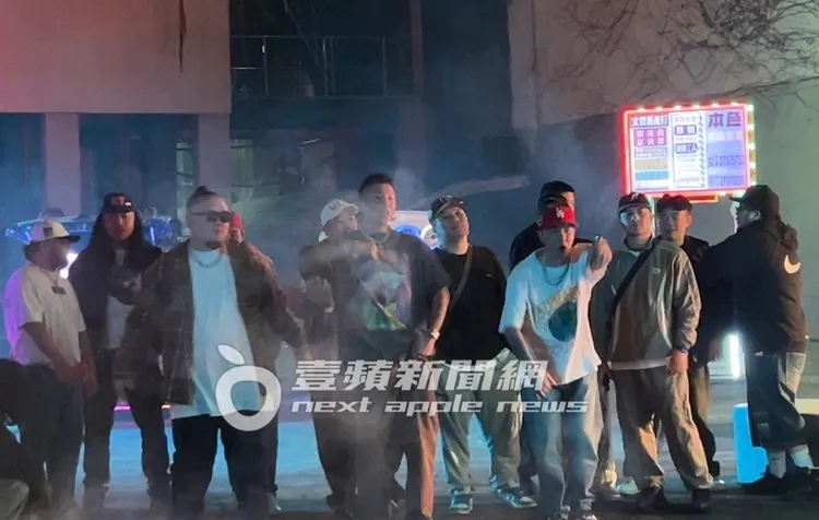 頑童3人在一群兄弟前拍攝完最後對嘴畫面，情緒激昂。特勤中心攝