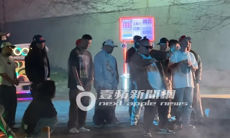 頑童叫來一群兄弟助陣，拍攝最後的場景。特勤中心攝