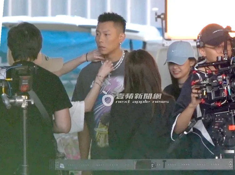 完成妝髮的瘦子調整服裝造型。特勤中心攝