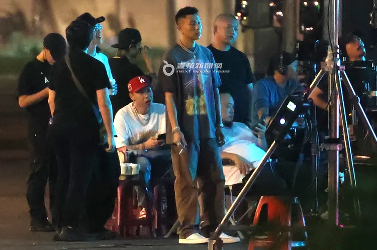 頑童3人拍攝完對嘴畫面到導演組看回放，確認畫面都是理想狀態。特勤中心攝