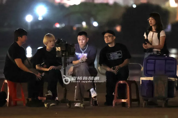 深夜11點多，瘦子邊抽菸邊看回放，查看哪裡需要調整。特勤中心攝