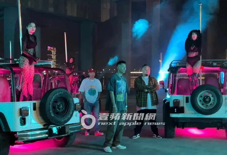 頑童3人與辣妹舞者在改裝吉普車前，聽從導演指示做鏡頭的調整。特勤中心攝