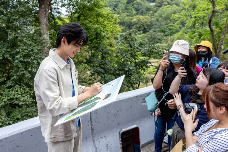 王品澔帥氣簽名時，大批粉絲開心圍繞著他。新北市客家事務局提供