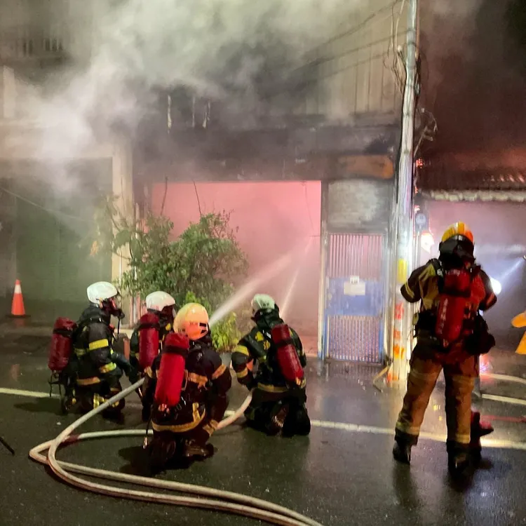 警消全力灌救1個多小時後撲滅火勢。台東縣消防局提供
