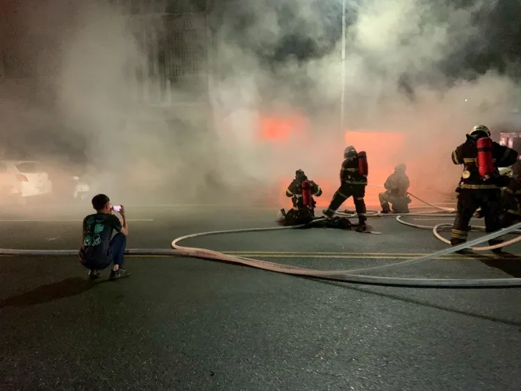 火警現場濃煙密布。台東縣消防局提供