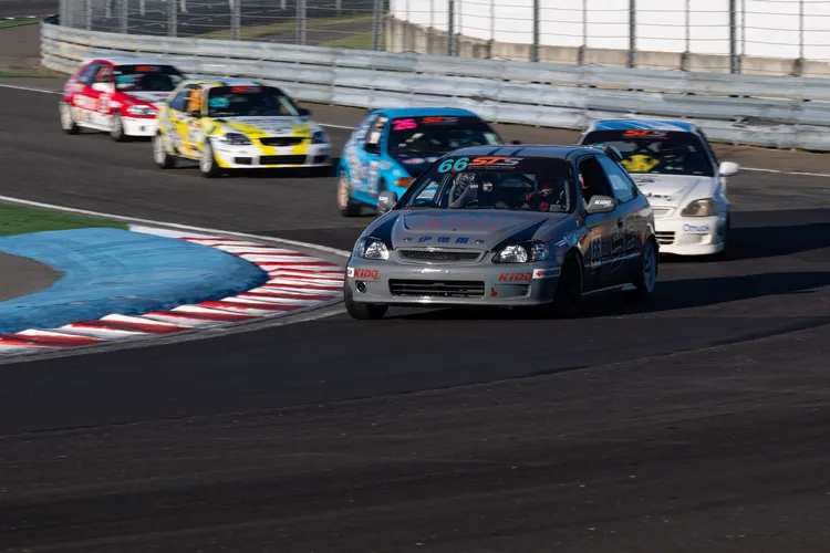 喜愛賽車的朋友們，賽事期間可至麗寶國際賽車場現場購買看台區門票(單日票價150元)，另可於比賽期間至STS賽會服務處購買單場VIP PASS證(票價800元，單站三天均可使用)。主辦單位提供