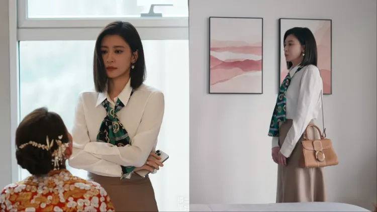 賈靜雯搭配了Delvaux茶色Brillant Mini Surpiqué手袋。翻攝《以美之名》官方微博