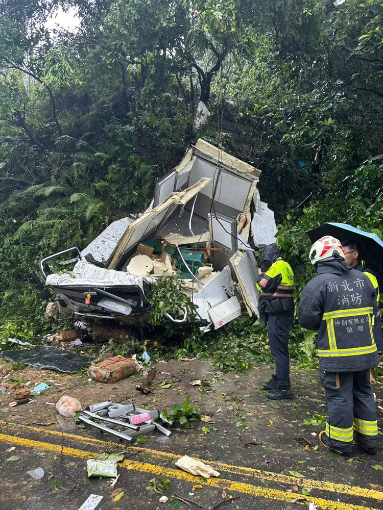 強大撞擊力導致貨車出現嚴重變形。翻攝照片
