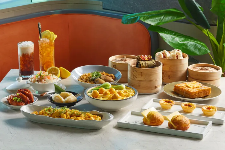 若偏愛小食，「Asia49亞洲料理及酒廊」港點甜品也都應有盡有，像是臘腸糯米雞、燒賣、叉燒包、鹹水角、蘿蔔糕、豉汁排骨、老乾媽鳳爪，港味十足。業者提供