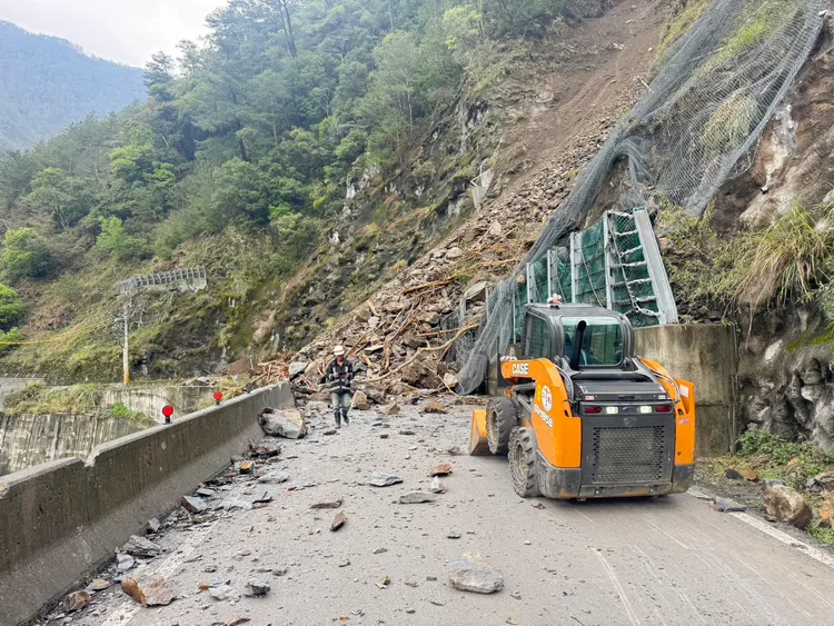 公路局已調派機具到場搶通。谷關工務段提供