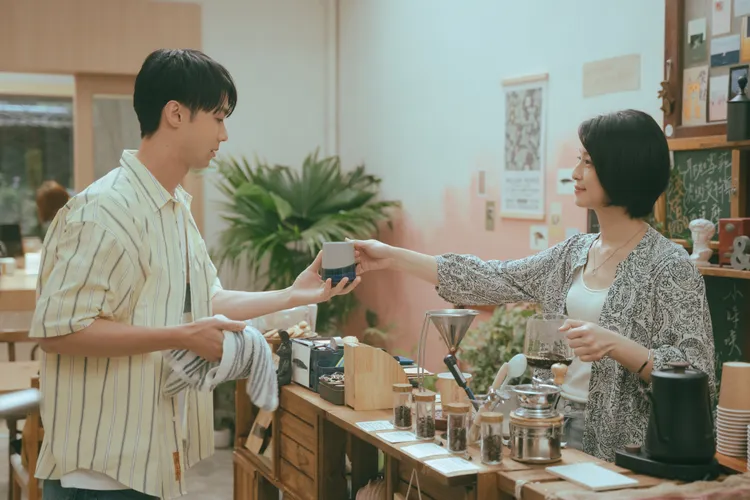 賴雅妍談施柏宇戲外老派又可愛。阿榮影業提供