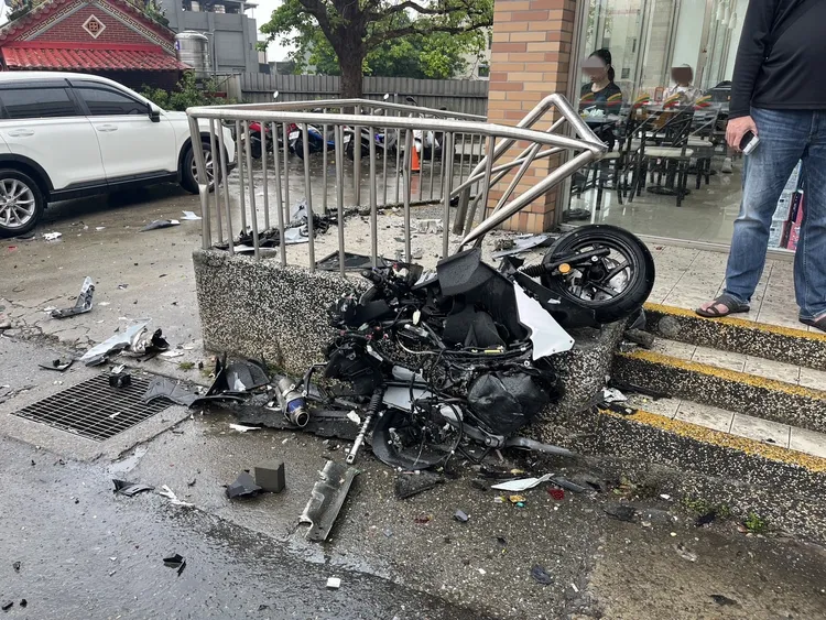 機車遭撞到幾乎全毀解體。警方提供