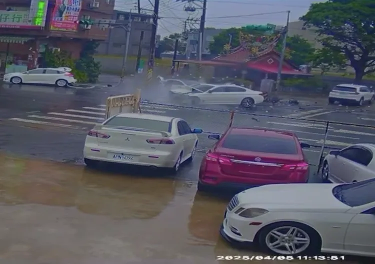 75歲劉男開車猛撞3汽車、1機車，力道之大，車頭、車尾都爛掉，幸僅2傷！翻攝自內壢大小事