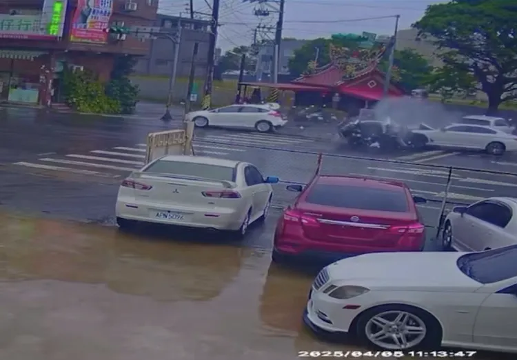 75歲劉男開車猛撞3汽車、1機車，力道之大，車頭、車尾都爛掉！翻攝自內壢大小事