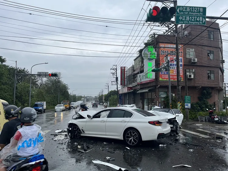 車尾被撞毀。警方提供