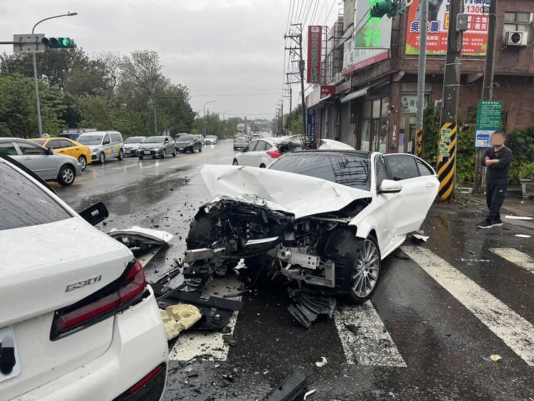 車頭整個撞爛。警方提供
