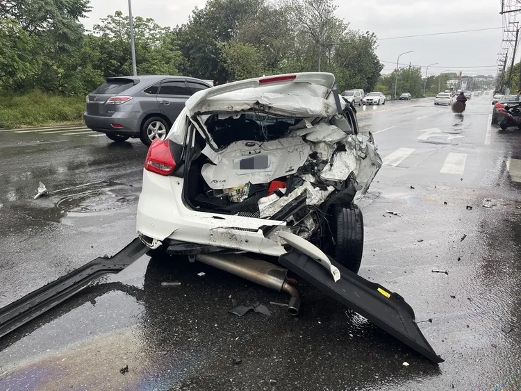 被追尾的汽車車尾也整個陷進車內。警方提供