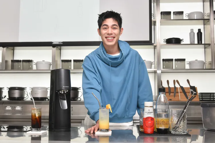 詹懷雲現場帥氣展示SodaStream聯名私藏特調。業者提供