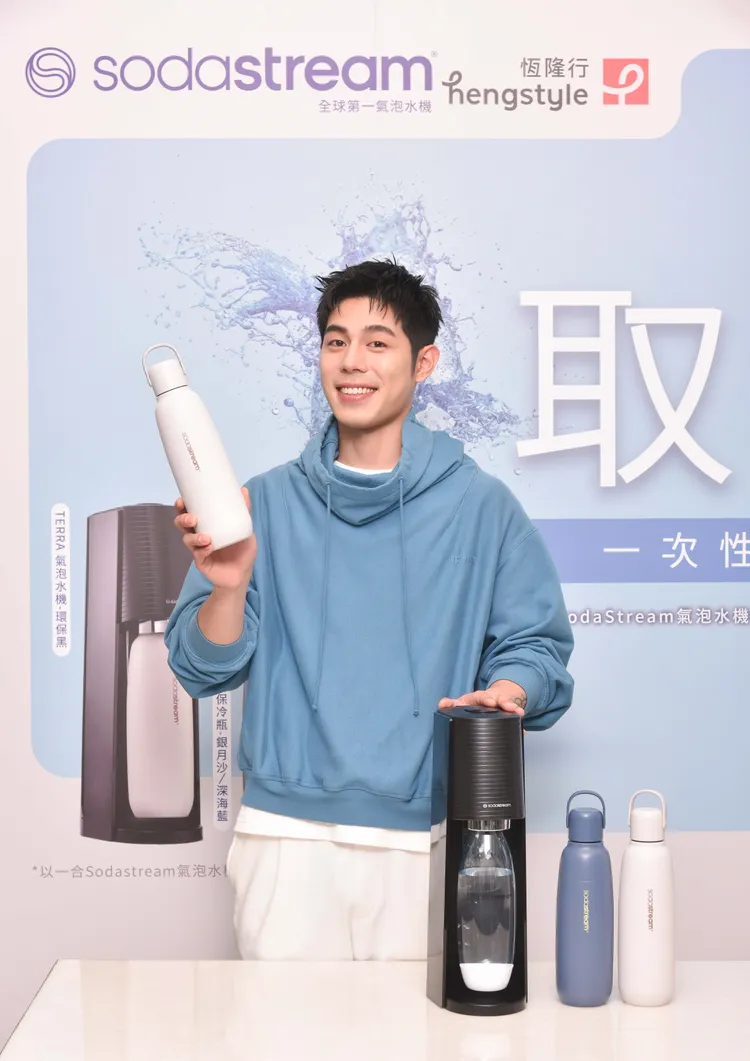 SodaStream於世界地球日在台上市環保氣泡水機TERRA黑色款與FIZZ&GO隨我行碳酸不鏽鋼保冷瓶。業者提供
