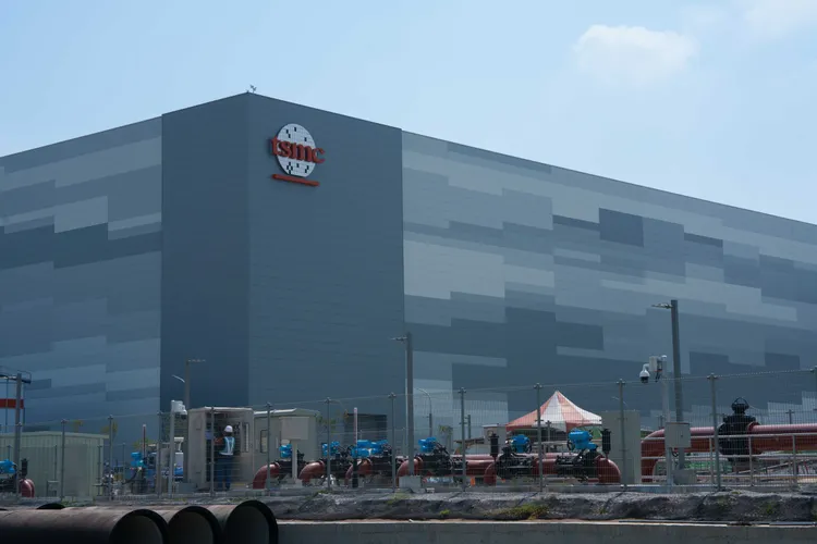 台積電3/31日在高雄楠梓科學園區舉行「2奈米擴產典禮」。市府提供 圖為TSMC P2廠掛牌