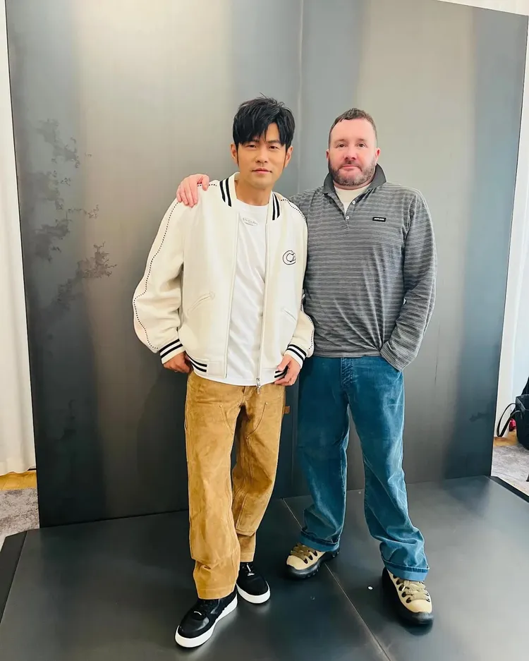 周杰倫（左）日前與DIOR前男裝藝術總監Kim Jones（右）合影，今後將要改穿Jonathan Anderson設計了。杰威爾提供