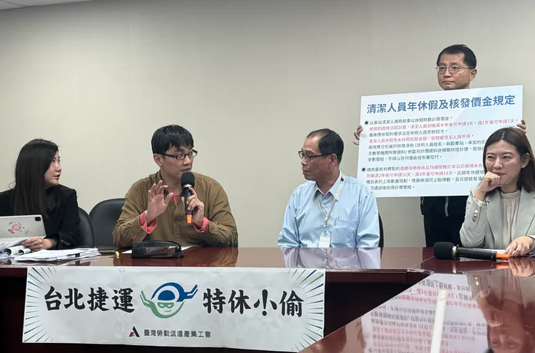 陳忠助（藍衣）代表北捷公司至記者會現場說明。記者張綵茜攝