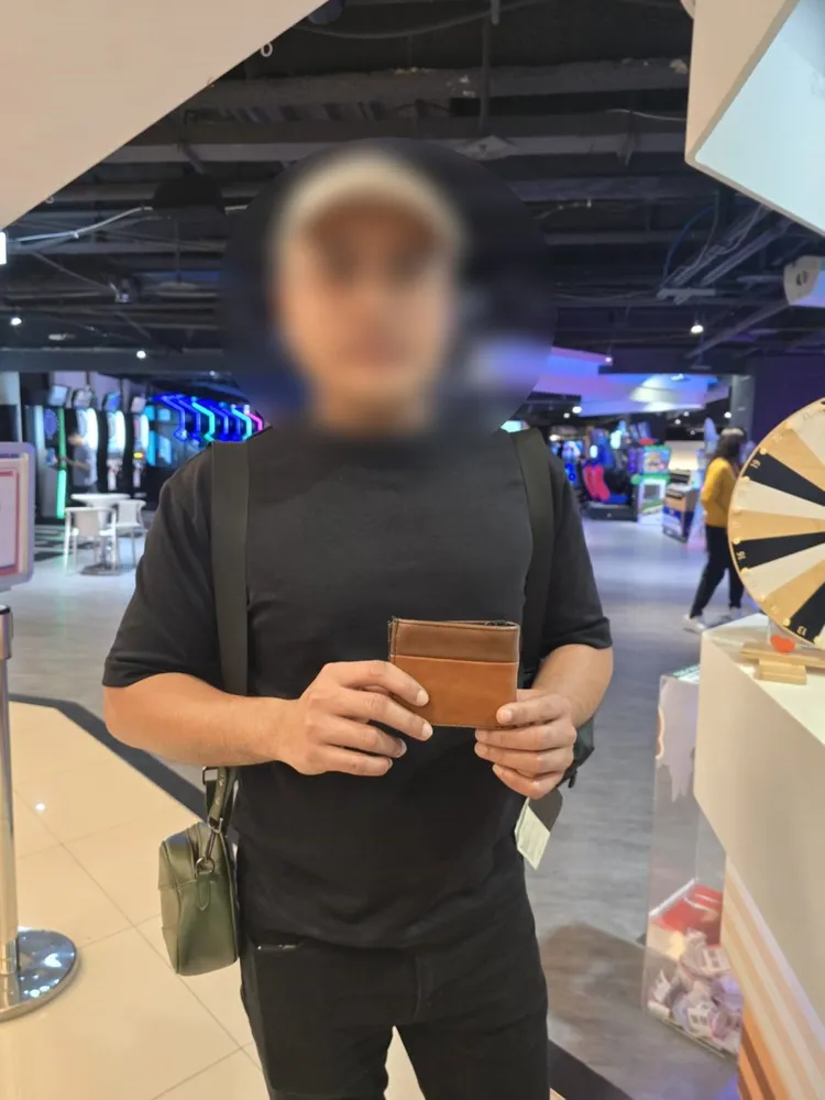 克利斯對於皮夾內分文未少感到驚喜。翻攝畫面