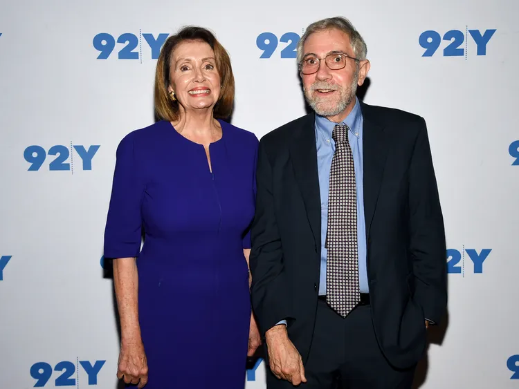 克魯曼（右）與民主黨籍的前眾議院議長裴洛西。美聯社資料照片