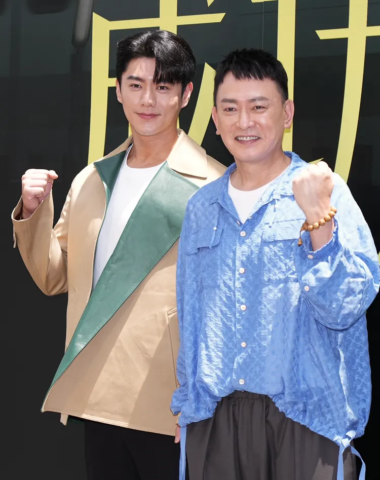 李程彬（左）和王識賢演父子。彭欣偉攝