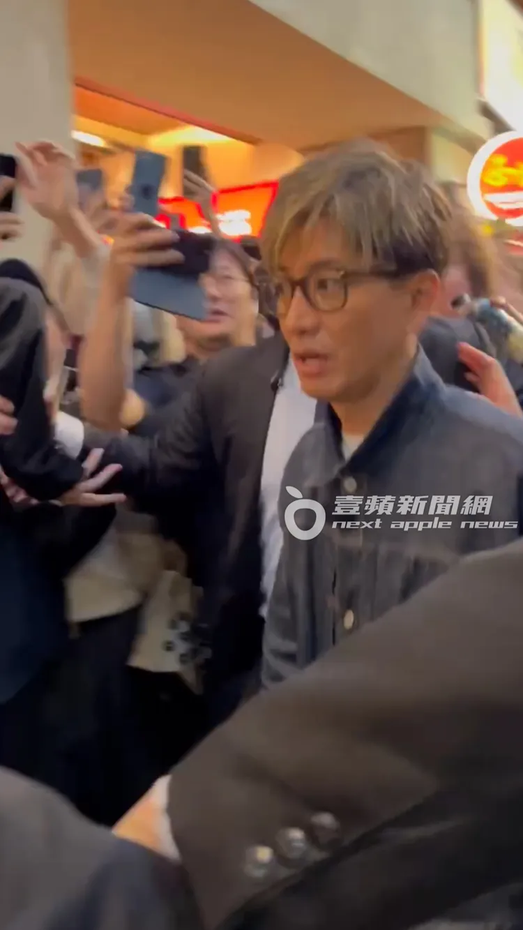 木村拓哉最後一站到「鼎泰豐」新生店用餐，讓本就擁擠的店面增加更多人潮。特勤中心攝