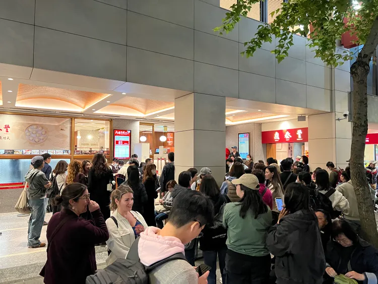 「鼎泰豐」外200多位粉絲擠的水洩不通，只為看到一抹明星風采。特勤中心攝