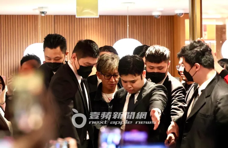 木村拓哉在6名台灣保鑣專業護送下步出「鼎泰豐」。特勤中心攝