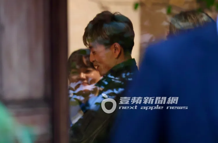 木村拓哉在茶館「三俓就荒」品茶，在店內有說有笑，看來很滿意。特勤中心攝