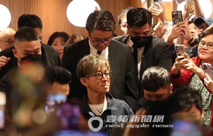 木村拓哉見200位粉絲等待他吃完小籠包，抿嘴露出害羞表情。特勤中心攝