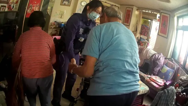 警員合力將人瑞扶起身。中壢警分局提供