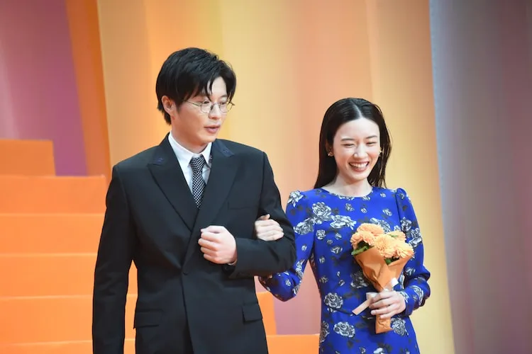 田中圭（左）和永野芽郁多次同台宣傳電影。翻攝natalie