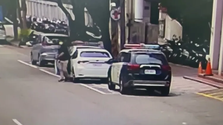 運將打開車門報案。翻攝畫面