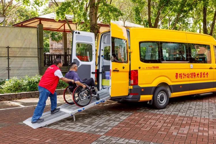 Crafter 福祉計程車採用了擁有「路上頭等艙」稱號的 Crafter 九人座客車為基礎，與原廠認證特優改裝商：輔康企業，共同攜手為「台灣福祉車無障礙計程車隊」量身打造全新 Crafter 福祉車。業者提供