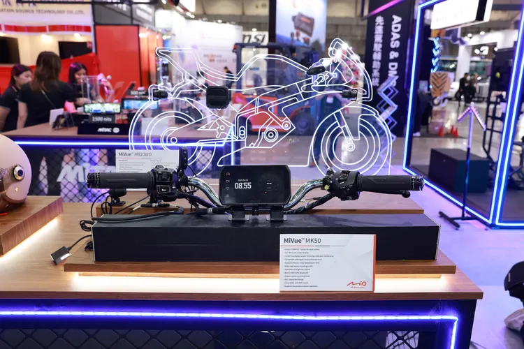 首款整合螢幕顯示功能的機車用行車記錄器 MiVue MK50。神達數位提供