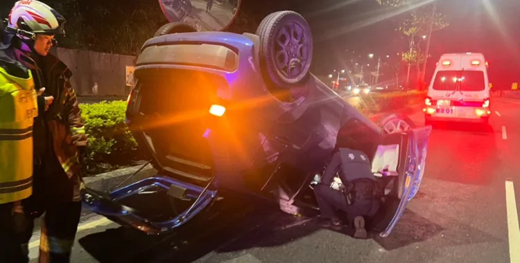 簡男肇事後逃逸，警方正通知他到案說明並開罰。翻攝畫面