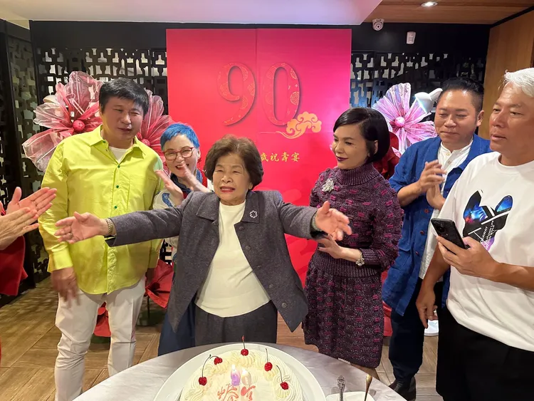 張清芳去年請演藝圈好朋友一起幫媽媽慶生。張清芳提供