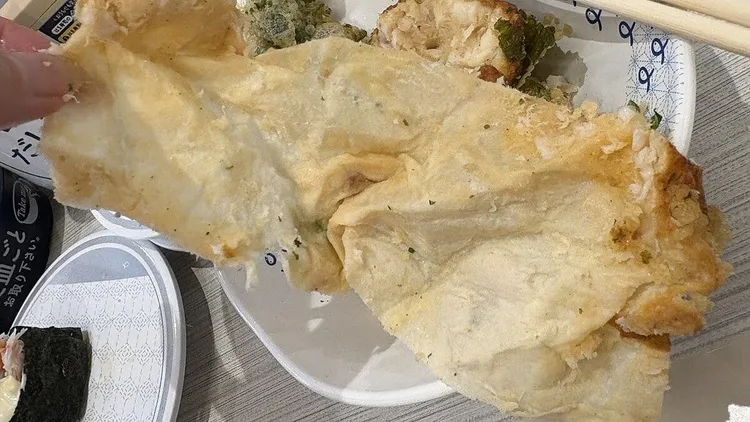 炸物中混入吸水紙巾。翻攝自OBS