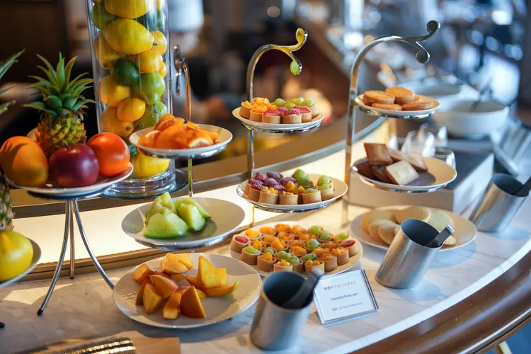 西式點心選擇豐富，高價季節水果也給得相當大器。田欣雲攝影