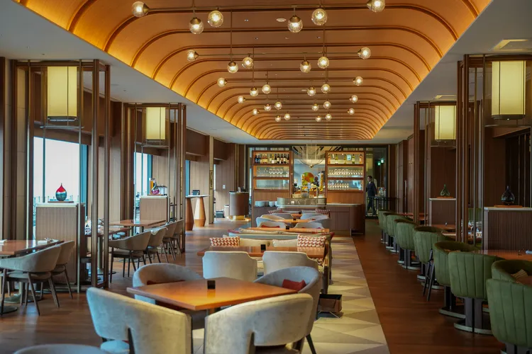 以「豪華專列餐車」為概念設計的全日自助餐廳「THE-MOMENT GRILL&DINING」。田欣雲攝影