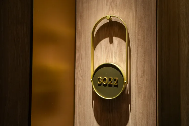 房號門牌設計參考從前車站站務人員晚上聯絡時使用的信號燈。田欣雲攝影