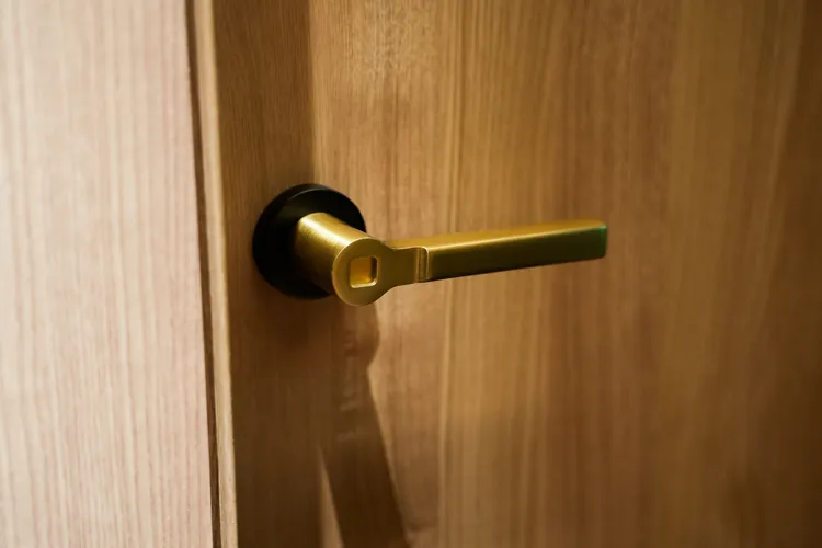 客房門把是列車煞車手柄造型。田欣雲攝影