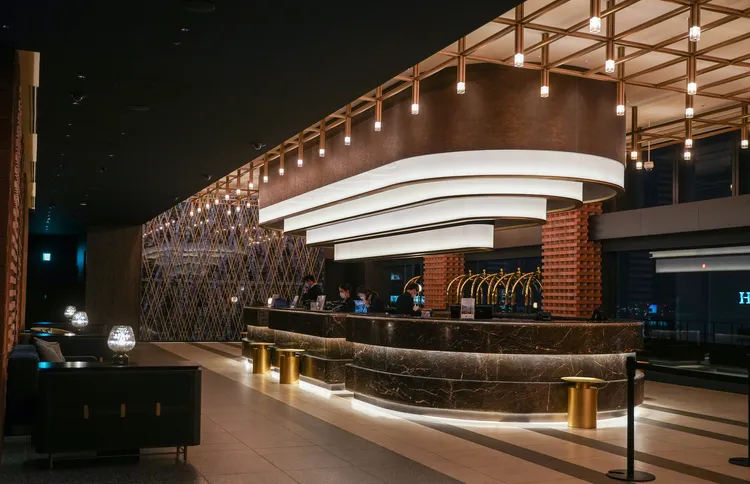 酒店前台設計得如同往日那種有專人剪票的改札口。田欣雲攝影