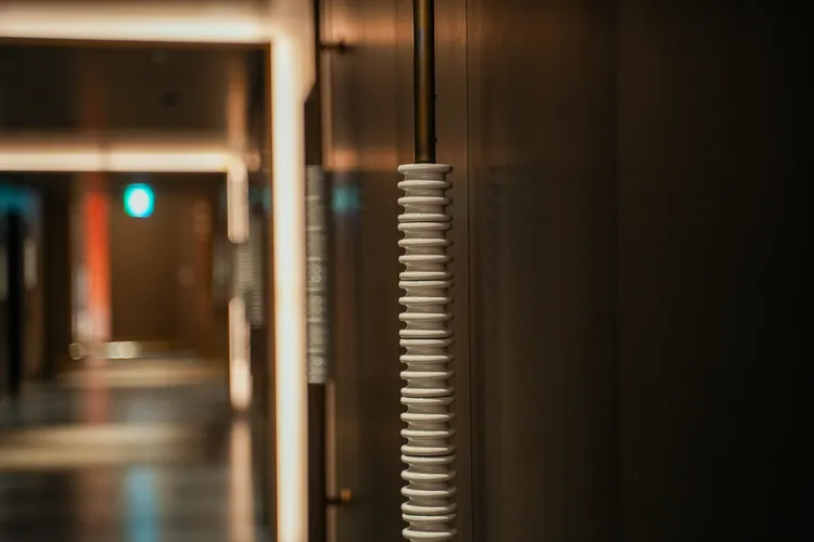 列車電線使用的絕緣礙子，成為飯店的裝飾品。田欣雲攝影